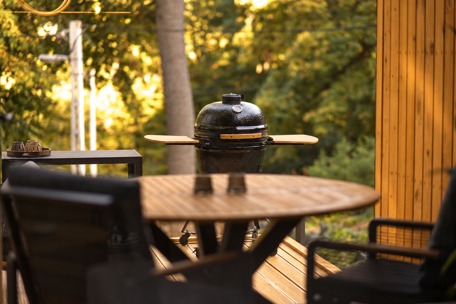 Kamado grill az ablakon át nézve.