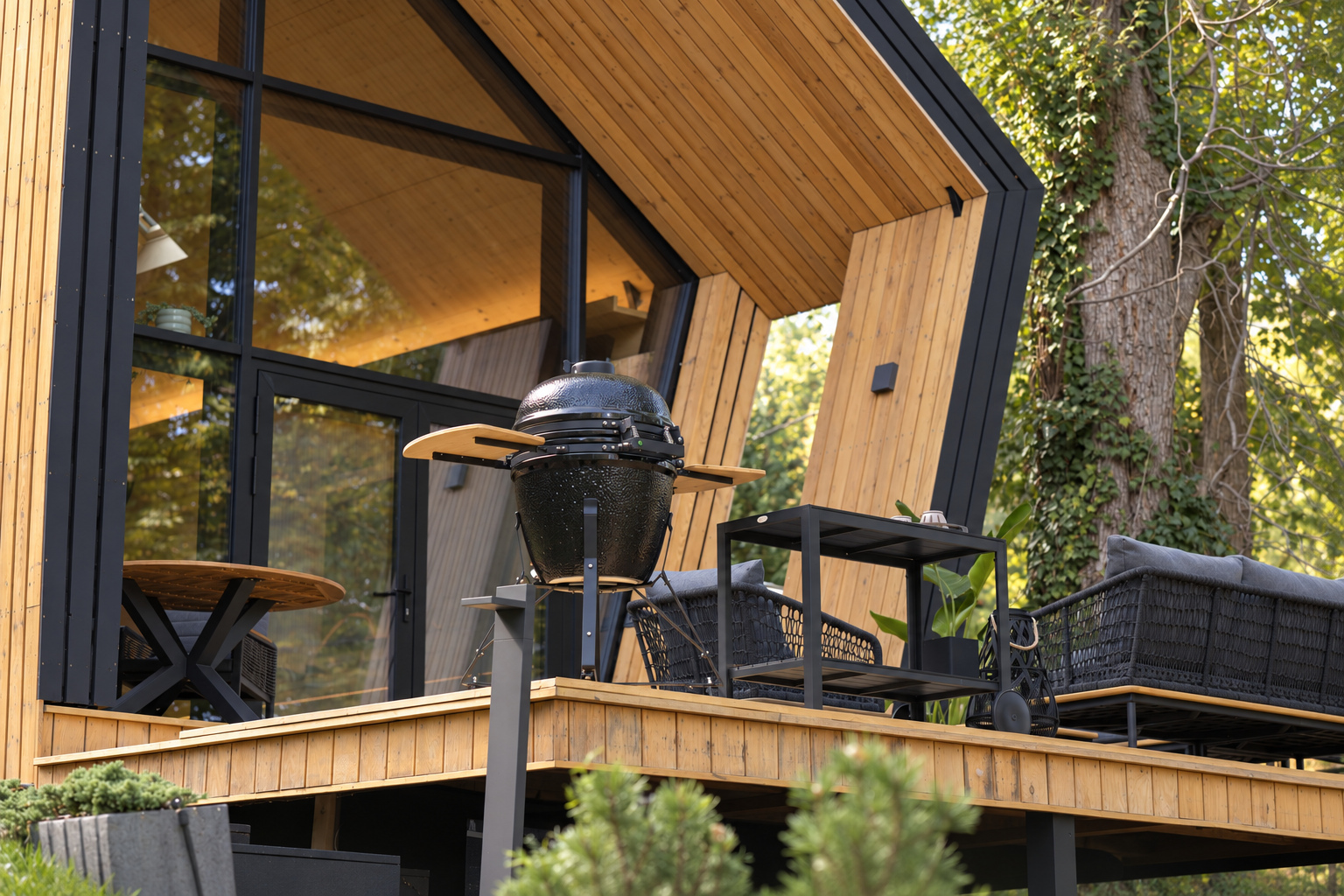 Kamado grill a fa teraszon.