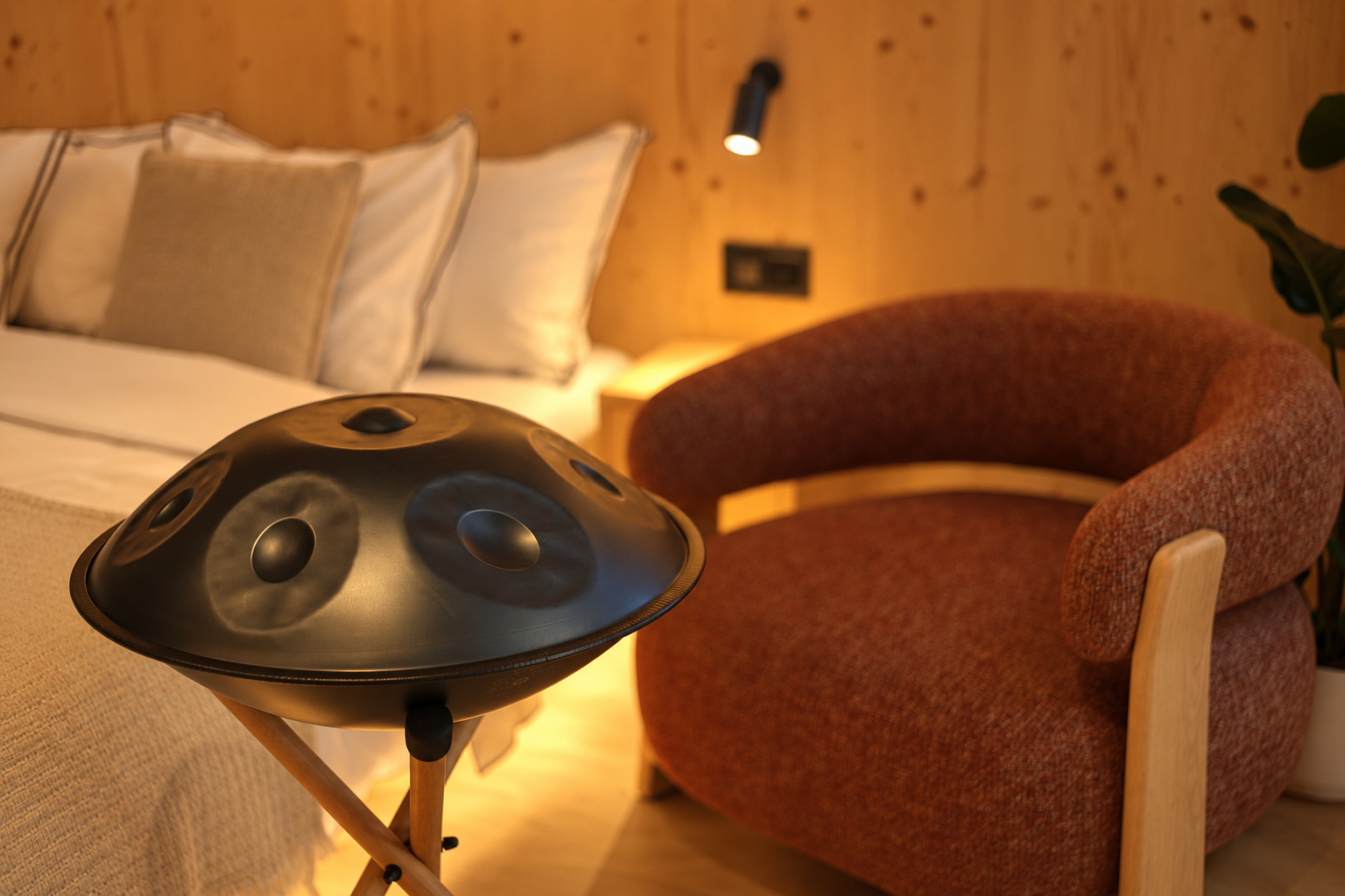 Handpan és olvasófotel.